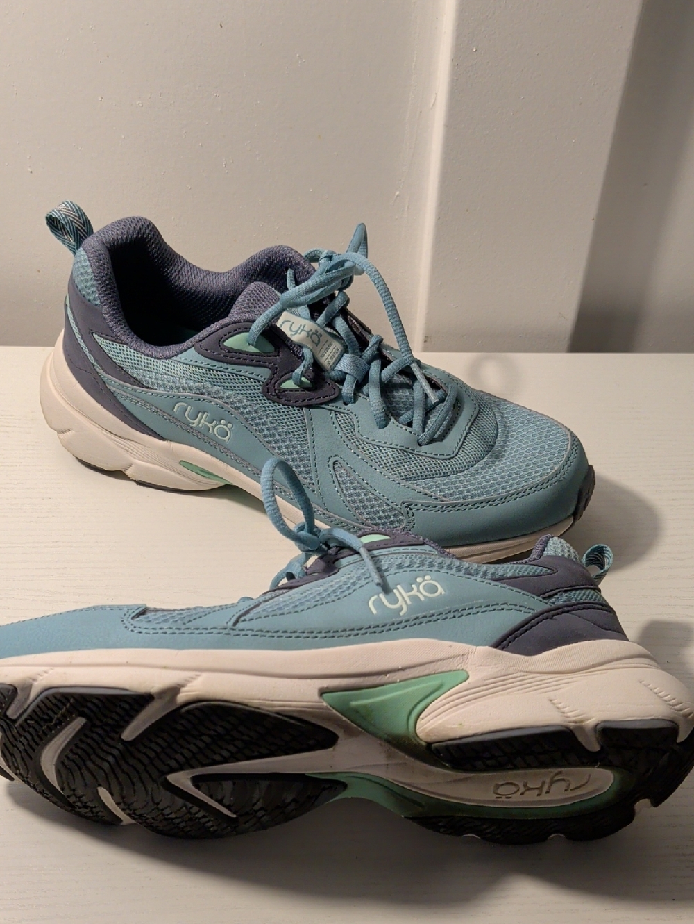 Ryka 8.5 Floor Sample Sneakers Blue